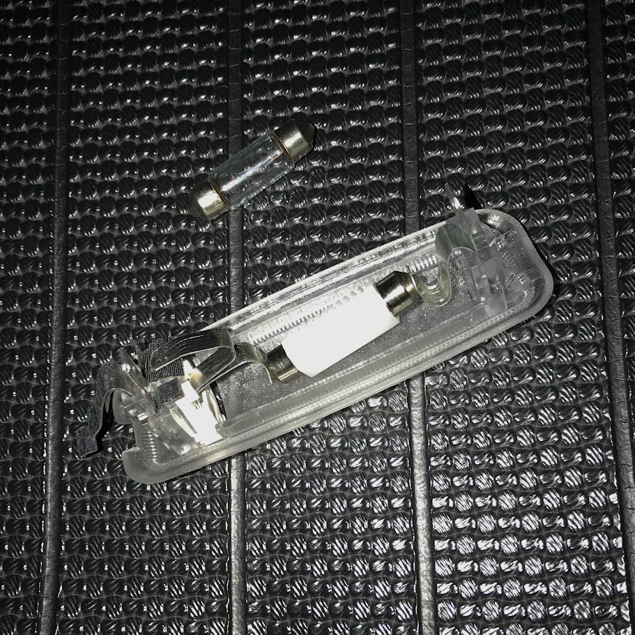 LED電球と、オリジナル電球