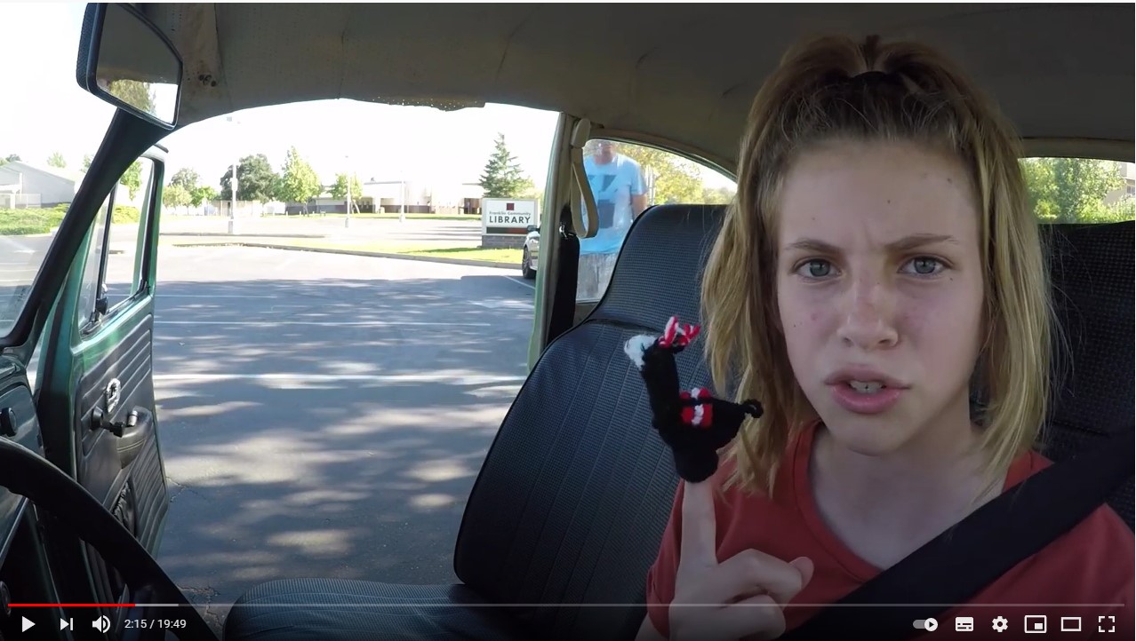 14歳の女の子がビートルの運転を習うYouTube