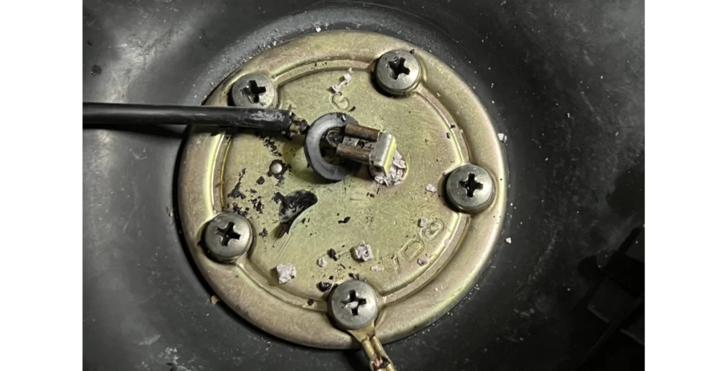 プラ部分が砕け散ったVDO製