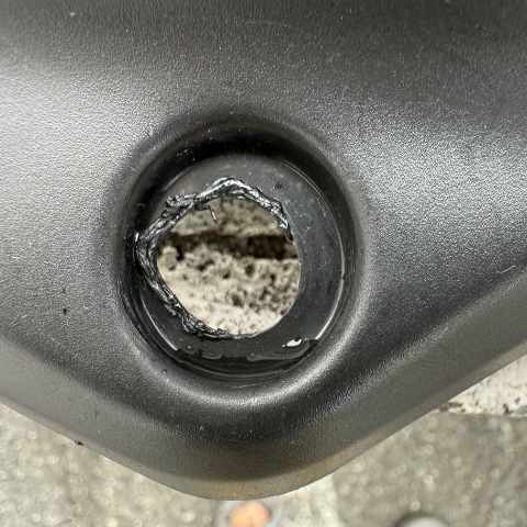 広げたマフラー取付穴 左