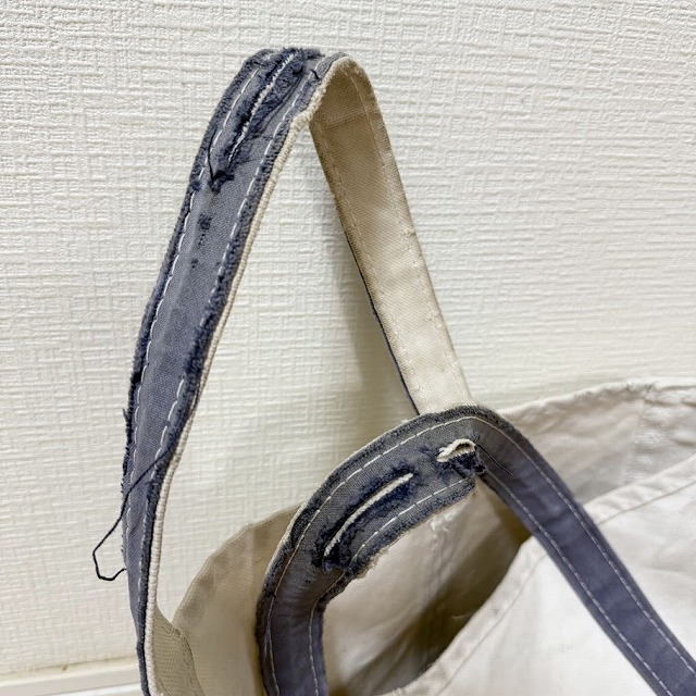 持ちては汚れ、すれて破れている