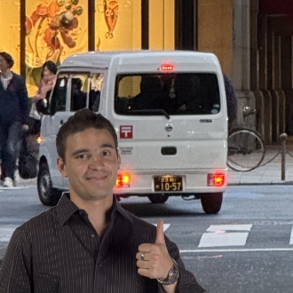 サムズアップする旅行者