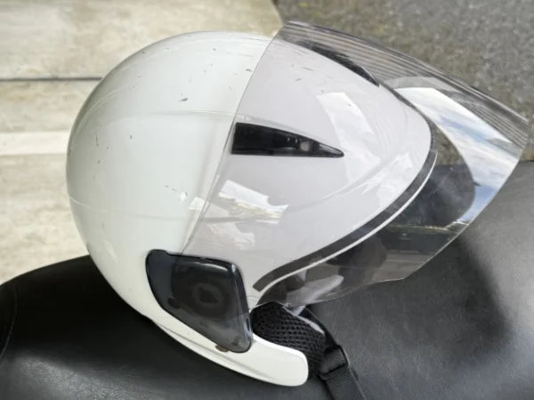 白いマルシンヘルメット前