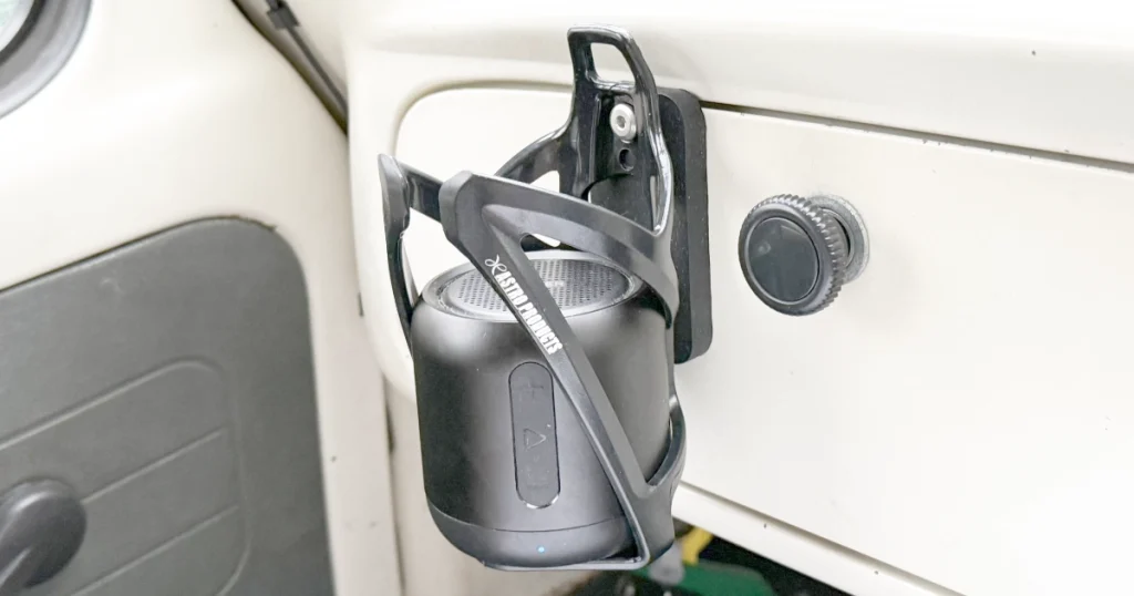 ドリンクホルダーに収まるブルートゥース スピーカー