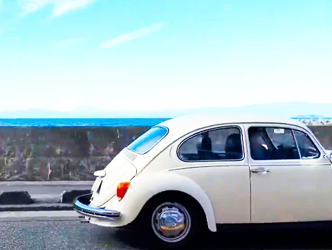 空冷ビートル海辺を走る