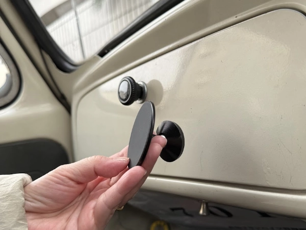 旧車にMagSafe対応マグネットスマホホルダー