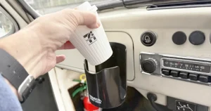 コンビニコーヒーも置けるマグネットドリンクホルダー