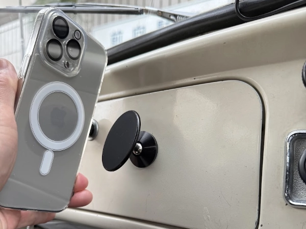 旧車にMagSafe対応マグネットスマホホルダー