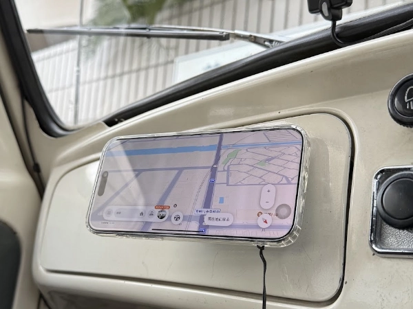 旧車にMagSafe対応マグネットスマホホルダー