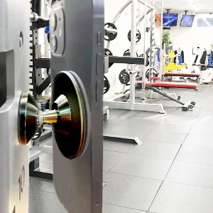 スポーツジムでMagSafe対応マグネットスマホホルダー