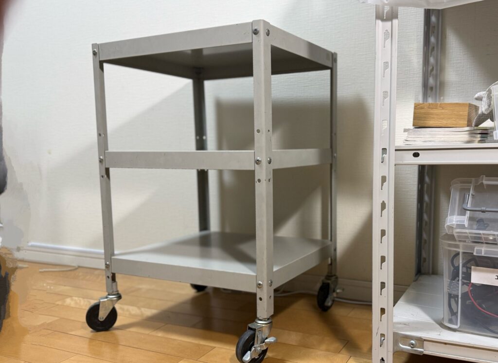 ワゴンについてるネジをゆるめようと!