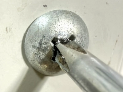 ネジ山潰れて、緩みません