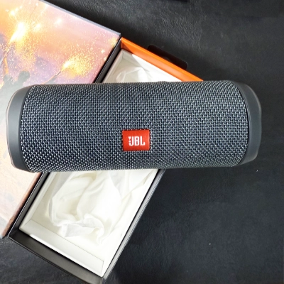 AmazonからJBL Bluetoothスピーカーの外箱を開ける