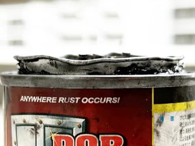 ドライバーでこじ開けても、あかない蓋