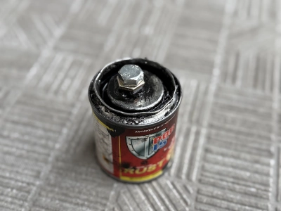 蓋に穴を開けてネジで開閉