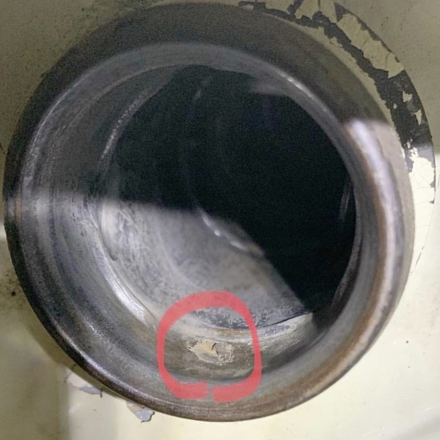 腐食した穴からガソリンが漏れる給油口