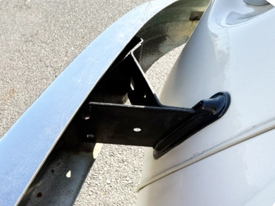 KURE 長期防錆スプレー　をバンパーに塗る