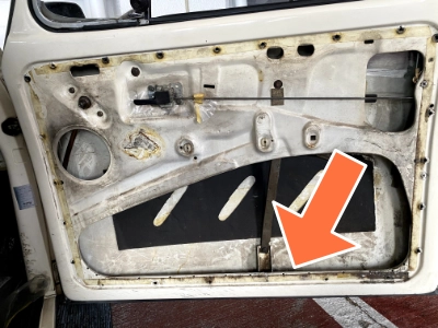 KURE 長期防錆スプレー　をドア裏下部に