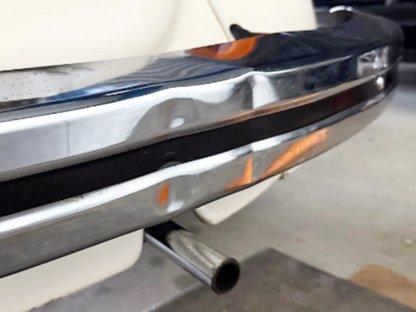 ぶつけて凹んだスチールメッキバンパー