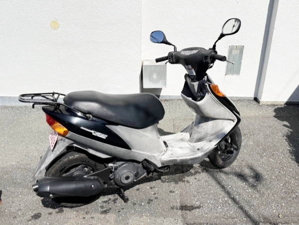 白化して古ボケて見えるスズキアドレスＶ125