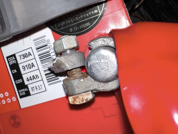 ボキッ！バッテリーターミナル折れました