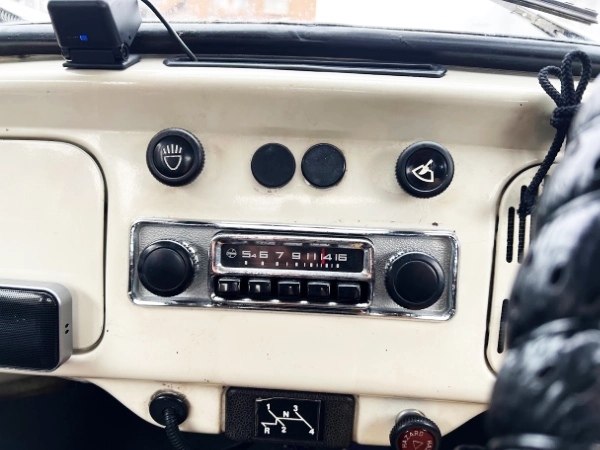 正真正銘空冷ビートル純正カーラジオ