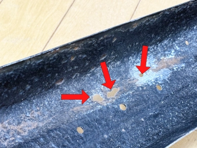バンパー裏から見たサビ穴