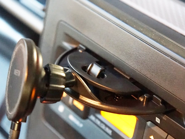 CDスロット用のスマホホルダーにMagSafeワイヤレス充電器をつけて設置