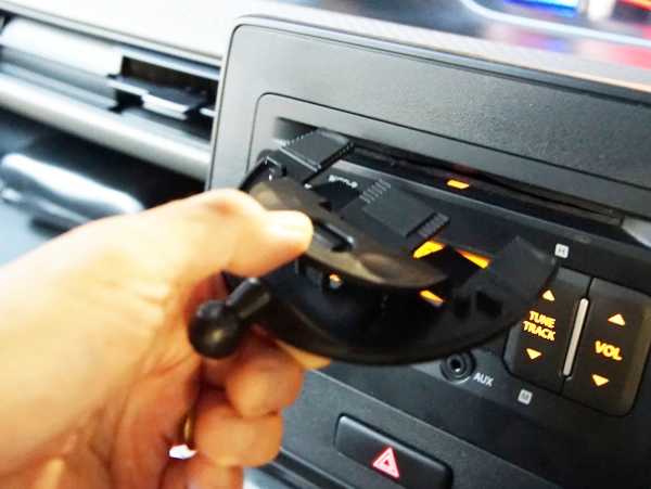 CDスロット用のスマホホルダーを取り付ける